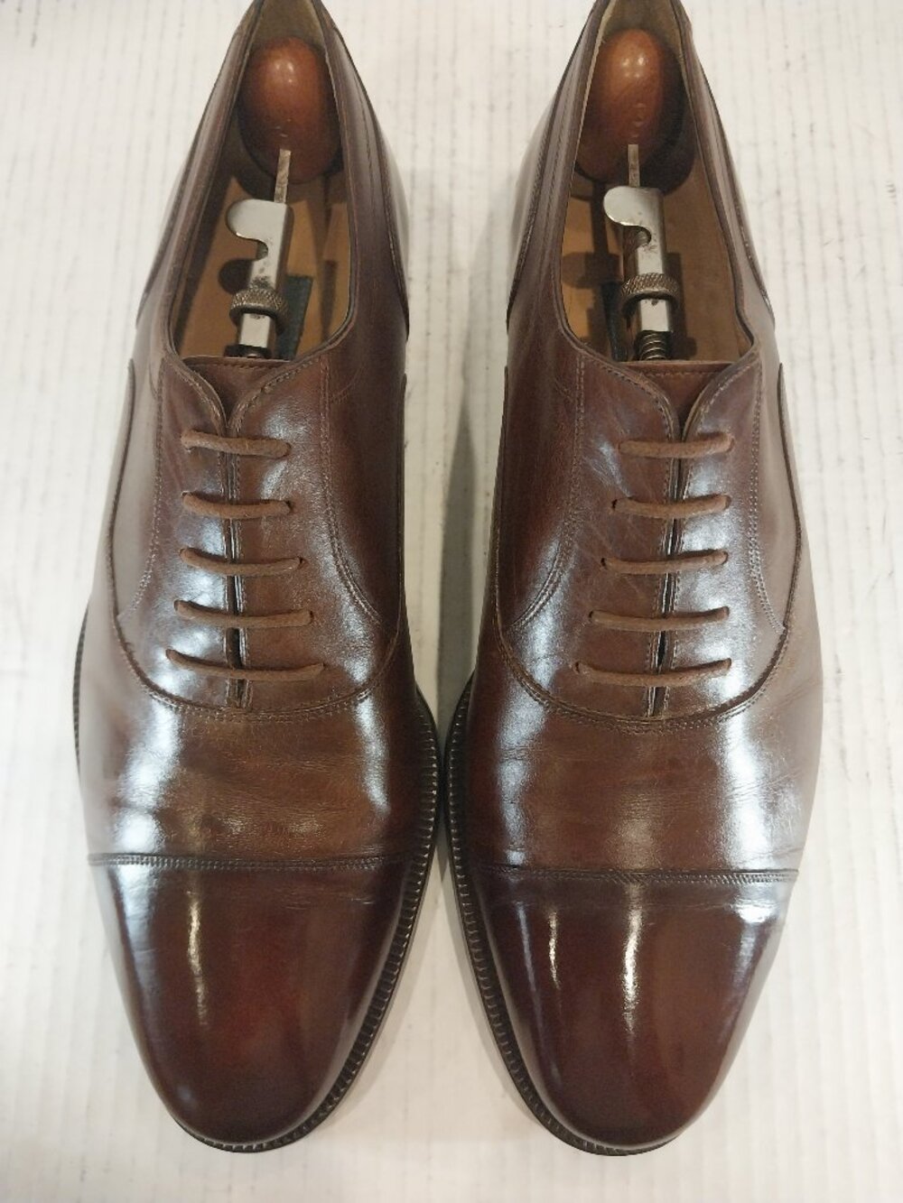BALLY mens (SAVE$1100) size 9 D brown Oxford.